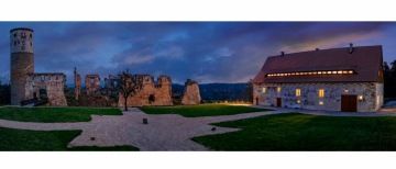 hotel hrad zvířetice - nádvoří soumrak