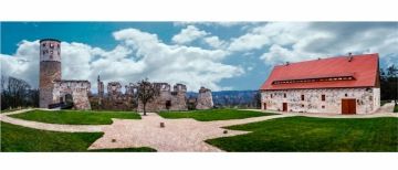 hotel hrad zvířetice - nádvoří den